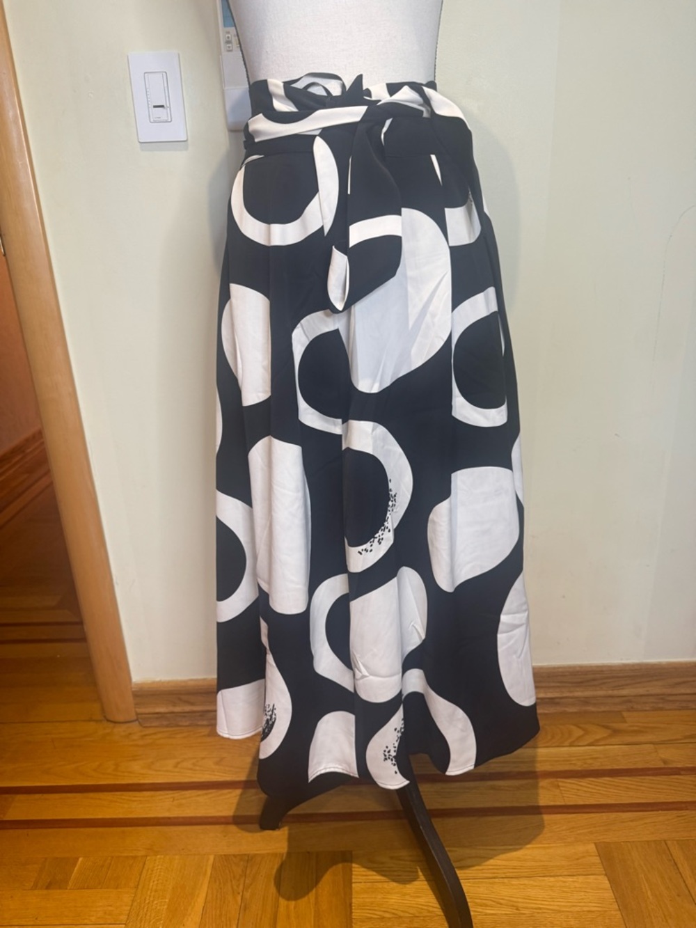 Garcia Monochrome Abstract Wrap Skirt with Tie Waist Sz L - Picture 3 of 13